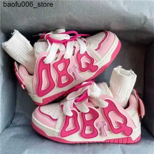 Buty swobodne 2023 Nowe różowe urocze buty damskie litera wszechstronna kaii buty butów mała dziewczynka różowe trwałe buty sportowe Q240320