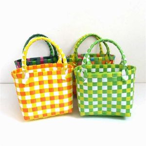 Şık omuz çantaları yeni dokuma tasarımcı çanta çantası küçük kare plastik sebze sepeti renkli fotoğraf plaj kadın çantası ile eşleştirilmiş 240311