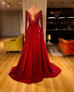 Vintage ciemnoczerwone sukienki wieczorne z długim rękawem A linia czyste aplikacje szyi koraliki podzielone długie satynowe imprezowe okazje suknie na bal maturalny formalny BC13060