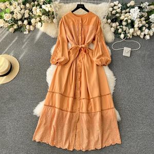 Casual Dresses Dress for Women O Neck Lantern Sleeve Hollow Out broderi Vestidos Kvinna med knapp Solid Color A-Line Drop