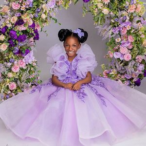 2024 Abiti da ragazza di fiore viola Abito da comunione Abito da ballo a strati con scollo a V Abito da compleanno regina Abito con applicazioni di pizzo perline per bambine nere africane NF135