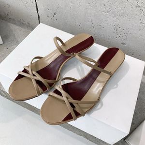 女性用のスリッパ夏の靴本物の革のハイヒール狭いバンドスライドパッチワークデザイナーラウンドトーサンダル