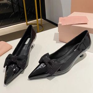 Yaz Yenisi Kadın Yüksek Topuklu Pist Tasarımcısı Seksi Model Lüks Tasarımcı Rhinestone Dekor Kayması Parti Elbise Düğün Ayakkabıları Kadınlar İçin Pompalar