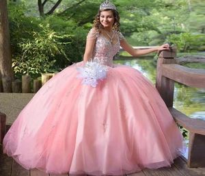 Fantastisk rosa bollklänning kristall quinceanera klänningar vneck pärlor rufsar söta 15 klänning puffy kjol satin prom klänning för junior792361371