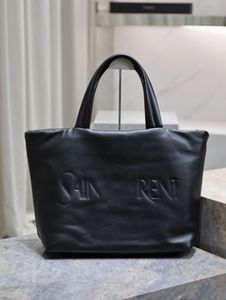 Designer Bag Tote Stora axelväskor Svart bokstav äkta läderpatentläder veckad för män kvinnor med låda