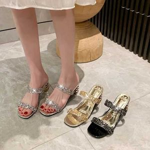 Sapatos de vestido Mulheres Chinelos 2024 Moda Verão Transparente Cinto Metal Decoração Caixa Em Forma Quadrada Alien Heel High Saltos Usando Sandálias H240325