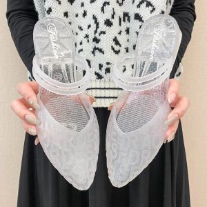 Sandaler damskor med medelstora klackar Skodonspetsade tå Summer 2023 Klar PVC Sandaler för kvinnor Crystal Plastic Transparent som erbjuds