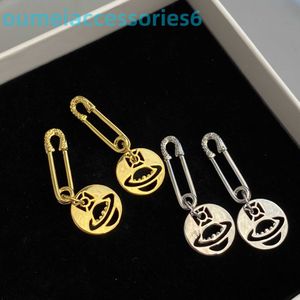 Branddesigner Western Empress DowageRing Stud Xis PaperClip Shaped Gold Silver Two Letters Hollow Pin Round Plack och en färg som bevarar Goldplatede