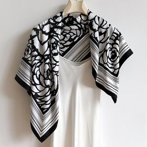 Enkel geometri design mode märke klassisk bokstav färgglada blommor satin lyxig fyrkantig halsduk utomhus sjal siden turban strand wrap kvinnor blommor halsdukar 90*90 cm