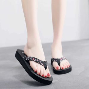 Tofflor sommarkvinnor utomhus lätt coola skor damer platt flip-flop svart non-halp grundläggande hemsandaler zapatos de mujeromhq h240325