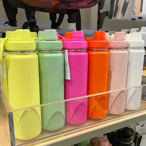 Vattenflaskor 710 ml Lulu Isolated Water Cup Vacuum Sports Bottle Portable Leakproof Outdoor Cups Rostfritt stål Pure Titanium Vattenflaskor YQ240320