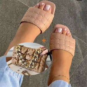 Floppar 2022summer ny designer stor storlek 3643 kvinnors sandaler skor väska set nitar avslappnad platt botten strand tofflor mules sandaler