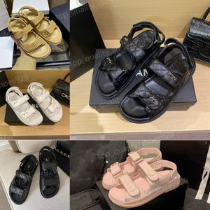 designer sandaler kvinnor kalvskinn pappa sandale berömd designer kvinna quiltade låga klackar sandles rem torapers platt glider plattform guld spänne sandal icke-halkskor