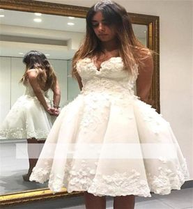 Vit 2019 Homecoming Dresses Ball Gown Sweetheart Knee Längd Applices Lace Pärless Backless Elegant Cocktail Dresses8365578