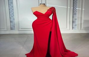 Eleganckie czerwone sukienki wieczorne syreny jedno ramię w długim rękawie Dubaj Arabic Side podzielone ręcznie robione kwiaty Warstwa Długość podłogi Prom D6140515