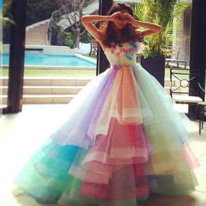 Klänningar färgglada regnbåge ombre junior quinceanera drsses tiered tulle boll klänning formell fest prom klänningar söta sexton aftonklänningar