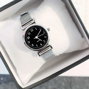 腕時計のファッションクォーツの女性のための豪華な女性の時計時計時計ホワイトブラックステンレススチールバンドクラシックウォッチギフト240319