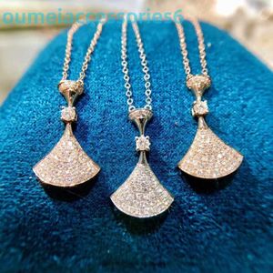 2024 Jewelry Designer Brand Pendant Necklaces Skirt v Plated 18k Rose Gold Small Fan Light Fashion Necklace for Women