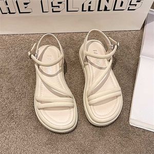 Novas sandálias de sola grossa para mulheres verão estilo fada sapatos de praia elevados botão elegante flip flop sandles saltos 240228