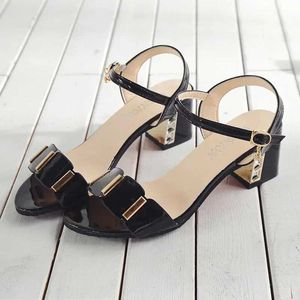 Sandálias 2023 Open Toe Mulheres Chunky Heels Sapatos Casuais Mulheres Preto Branco Feminino Moda Metal Decoração Sandália 34-43XWIL H240321