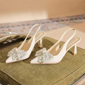 Topp höga klackar för sommarsandalkvinnor Rhinestone Bow Back Hollow Slim Heel Sandals 240228