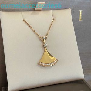 2024 Jewelry Designer Brand Necklaces v Gold Board Necklace Womens Fan-shaped Small Skirt Collar Chain with Pendant for a Level Sense