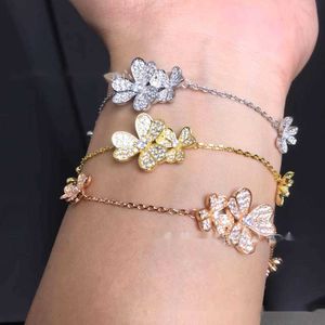 Pulseira V Pulseira de trevo de cinco flores cheia de diamantes de precisão com pulseira banhada a pétalas de ouro grossas ajustável para deslocamento com senso de design versátil e avançado