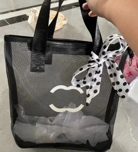 Дизайнерская черно-белая сетчатая сумка через плечо для модной женской сумки для покупок, классический буквенный логотип, украшение из прозрачной моющей ленты, портативная пляжная среда.