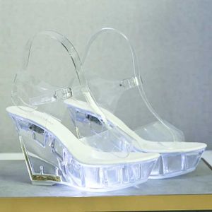 Klänningskor kilhälkvinnor tofflor transparent PVC sandaler rensar kristallhög häl sexiga pumpar sommar kik tå storlek 43 h2403213bqa