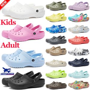 Croc Designer Sandals Women Kids Men Slides Kapcieczki Summer Beach Flats Clogs Sudery Burza Klasyczne Balck Białe różowe damskie buty na zewnątrz szpital pielęgniarski