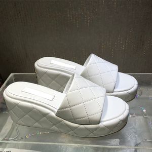 Designer skor för kvinnor klackade sandaler från whitesdesigner skor plattformskor gingham präglade läder strandskor öppna tår sandal quiltade thong glides party