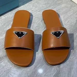 Kvinnors designers tofflor glider sandaler platt bilder flip flops sommar äkta triangel läder utomhus loafers badskor strandkläder tofflor001