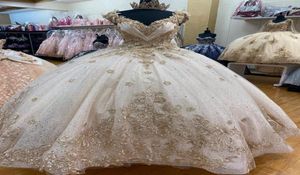 Glamouröses, errötendes, rosafarbenes, goldenes Spitzen-Ballkleid für Quinceanera-Abschlussballkleider, V-Ausschnitt, Kappe, kurze Ärmel, Charro, mexikanischer glitzernder Tüll, langer Abend, 3349497