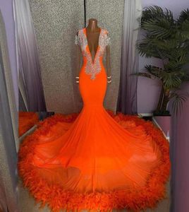 Orange Feather Mermaid aftonklänningar 2022 Sexig Deep V Neck Prom Gown Långärmad pärlor Applikationer Aso Ebi Elastic Satin Abendkle1051289