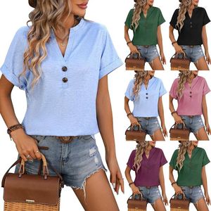 Kvinnors T -skjortor Chic ljusblå skjorta: Bekväm elegant - perfekt för avslappnade formella tillfällen med en trendig brun hatt jeans