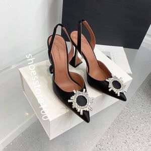 Amina Muaddi 드레스 신발 펌프 하이힐 섹시한 샌들 공장 신발 고급 Saeda Crystal Strap Satin Suede 가죽 웨딩 파티 파티 상자 가방을 가진 여자 신발