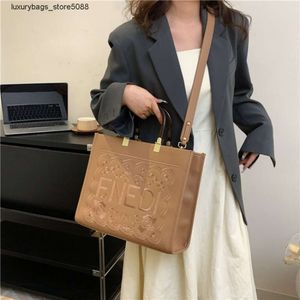 Fabrika marka tasarımcısı% 50 indirim satıyor kadın çanta çevrimiçi yeni kadın çanta omuz basit ve büyük kapasiteli çanta mektubu