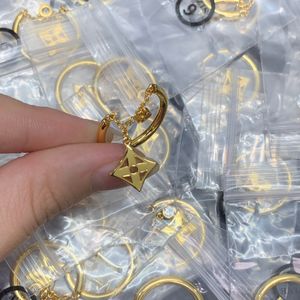 Luxuriöser Schmuck-Nagelring für Damen und Herren, Designer-Ringe, modisch, 18 Karat vergoldet, mit eingraviertem Buchstabenmuster, Designer-Ring, Verlobungsringe, ein besonderes Geschenk für Frauen