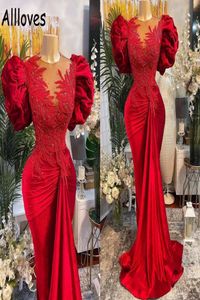 Plus Size Arabo Aso Ebi Rosso Sirena Abiti da ballo in pizzo Increspato Puffy Maniche corte Perline Collo trasparente Velluto Serata formale Festa Go2297302