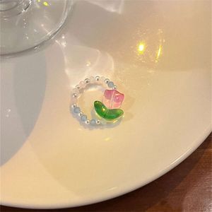 Zarter Tulpenring mit minimalistischem Perlenöffnungsdesign