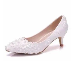 Sapatos de vestido 2019 Hot White Flower Lace Casamento Baixo-Salto 5cm Pérola Nupcial Princesa Bombas Plataforma Mulheres Plus Size 34-43 H240321