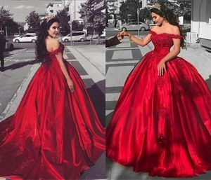 2021 Скромные платья Quinceanera с открытыми плечами Красные атласные вечерние платья Милая кружевная аппликация с блестками Бальное платье Пром платья7591652