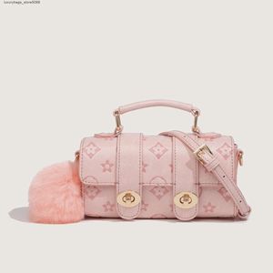 La fabbrica vende borse firmate di marca online con uno sconto del 75% Qixi Girlfriend Nuova borsa estiva Spalla in rilievo alla moda