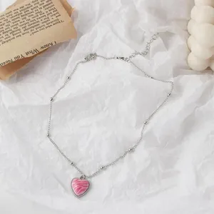 Collane con ciondolo Collana a cuore con stampa leopardata rosa Temperamento Girocollo in pietra a forma di cuore per accessori di gioielli da donna
