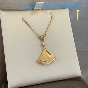 Designer Luxury Brand Jewelry Necklaces v Gold Board Necklace Womens Fan-shaped Small Skirt Collar Chain Pendant for a Level Sense