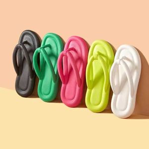 Terlik Yeni Yaz Kadınlar Sevimli Yumuşak Taban Eva Beac Candy Renk Flip Flops Moda Sandalet Ev Banyo Slip Shoes Slaytlar H240509
