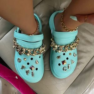 Flops 2023new Designer Slippers с Bling Bracelet Chail Chain Charms украшения аксессуары роскошные обувь садовые сандалии