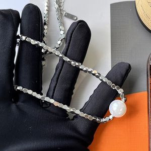 Designer-Halskette der Luxusmarke für Frauen mit Perlenkette, modischer Schmuck, coole Mädchen als Jubiläums- und Hochzeitsgeschenke