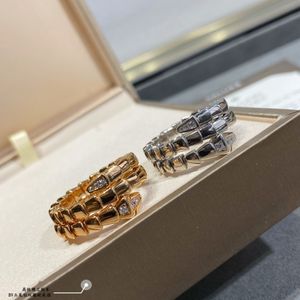 Дизайнерское кольцо со змеей, новое усовершенствованное кольцо с головой и хвостом, с бриллиантами, изысканное повседневное, простое и элегантное повседневное подходящее кольцо со змеей (B0054)