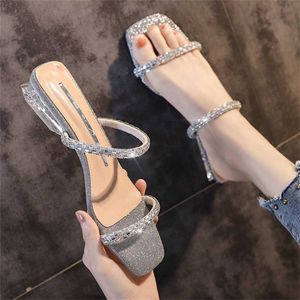 Sandały z obcasami bioder klapki klapki na letni sandał kobiety noszą poza bajkowym stylem otwartym palec u nogi niski pantofel 240228